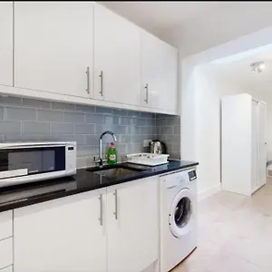 New Spacious 1 Bed Studio Flat In Aldgate London