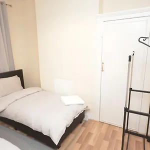 Cheerful 4 Bedroom House In Greater London