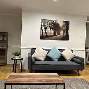 Lovely 2 Bedroom With Parking Space London