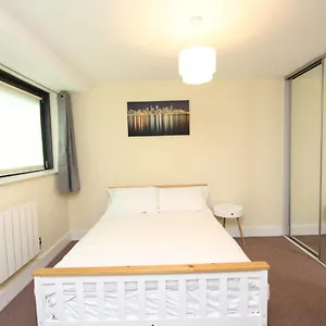 Lovely 2-bedroom In Docklands, E14 London