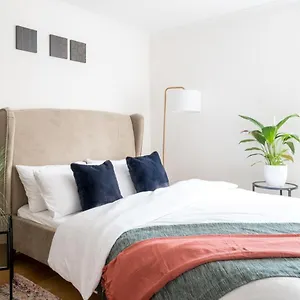 Riverside Two Bedroom In Canary Wharf London