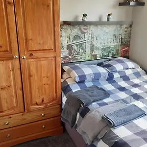 Double Bedroom Sleeps 1 Or 2 With Back Garden View Poole